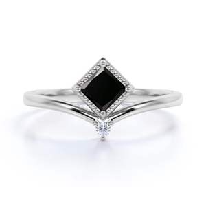 Anillo de Estilo Único con Diamantes Negros y Blancos en Engaste de Puntas Redondas para Mujer - Product Image 3