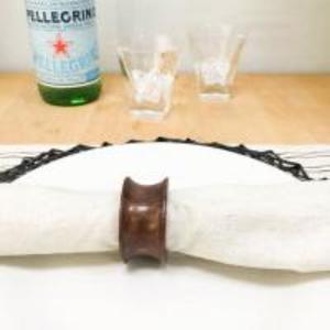 Ronds de serviette en bois naturel avec une finition lisse et parfait pour les arrangements de table de style ferme et les événements sur le thème rustique - Product Image 5