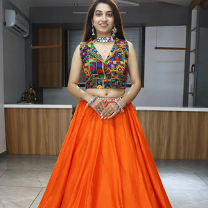 Dernier concepteur de couleur orange lehenga choli en tissu de coton rayonne avec uni, Gota Patti et Kali travaillent pour la collection Navratri - Product Image 1