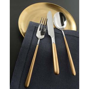 Ensemble de couverts peu coûteux en argent poli miroir avec longue poignée de concepteur ronde en or fait à la main populaire couteau occidental fourchette cuillère - Product Image 1