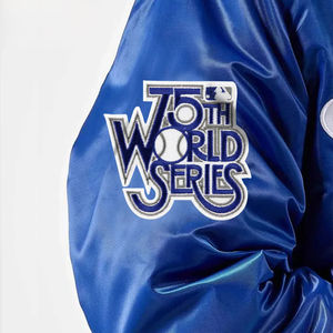 Chaqueta de satén Varsity de bombardero Premium para hombre de alta calidad para hombre con logotipo personalizado estilo béisbol tela de lona cuello levantado en la parte delantera - Product Image 4