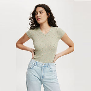 Diseño de impresión personalizada cuello en V Slim Fit Venta caliente ropa de calle elástica diseño transpirable camisetas de mujer - Product Image 1