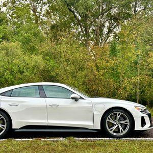 E-tron GT Sedan 2022, 522 chevaux, double moteur, transmission intégrale, suspension pneumatique adaptative, boîte de vitesses automatique, batterie lithium, conduite à gauche, cuir, jantes R19 - Product Image 1