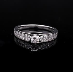 แหวนเพชรธรรมชาติสีทอง14K ที่สง่างามประกอบด้วยหินตรงกลางทรงกลมที่สวยงามและชุดฝังเพชรสองแถว - Product Image 3