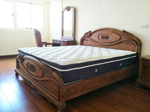 Lujosa cama king size de teca tallada a mano de estilo romántico con juego de tablero de teca con tallado de rosas para dormitorio - Product Image 5