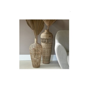 Vase à fleurs contemporain en rotin avec détails minimaux Idéal pour les styles d'intérieur modernes scandinaves et écologiques japonais - Product Image 1