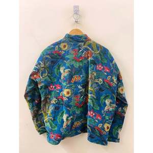 Chaqueta Estampada de Terciopelo Azul Cobalto Sostenible Talla Grande/XL, Ropa de Verano Jungle Court's con Motivos Botánicos de Monos, Teñida y Procesada - Product Image 4