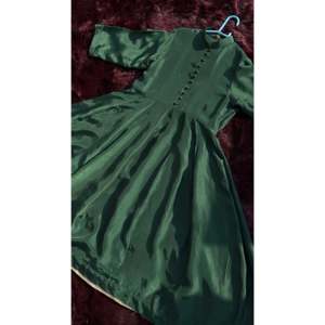 ชุดเดรส Anarkali สีเขียวสุดหรูสำหรับผู้หญิง คอจีน แต่งโครเชต์ลายเพชร ทรงเอ็มไพร์ เอวสูง เหมาะสำหรับงานแต่งงาน งานเลี้ยง รับผลิตแบบ OEM ODM - Product Image 1