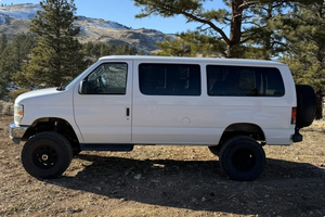 Voiture d'occasion abordable, prête à rouler - Conduite à gauche |   2010 FORDD E-350 SUPERRRSS DUTYYSS XLT 5.4 8-PASSENGERR VAN 4X4 CONVERSIONN - Product Image 2