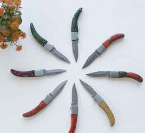 Juego de Cuchillos Plegables Profesionales de Acero al Carbono Hechos a Mano, 7 Piezas, Hoja Forjada Personalizada de Espiga Completa, Juego de Madera Estabilizada Multicolor - Product Image 1