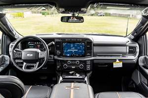 Ford F-350 Super Duty Platinum Tremor Crew Cab 4x4 2024, Gasolina, Bajo Kilometraje - Product Image 3