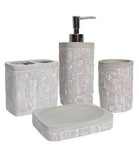 Ensemble de salle de bain design blanc au look chic et moderne, parfait pour les hôtels, les maisons, les bureaux, les salles de bain des invités et les cadeaux de pendaison de crémaillère - Product Image 1