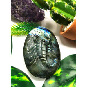 Pierre de labradorite en forme libre/plaque avec sculpture de Scorpion - 2 pouces (5 cm) de hauteur et 105 g (0,23 lb) - Product Image 4