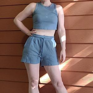 Conjunto de 2 piezas con logotipo personalizado para mujer, ropa deportiva de talla grande para mujer, conjunto corto de dos piezas, chándal, conjuntos cortos transpirables para motorista - Product Image 4