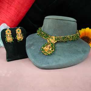 Collier de temple en laiton avec détails minimes serti de perles léger et confortable pour une longue tenue pour les mariages Occasions festives - Product Image 2