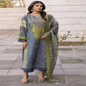 Robes de soirée indiennes et pakistanaises de la marque Charizma, de haute qualité, avec des broderies lourdes, des designs modernes, en tissu lawn, séchage rapide. - Product Image 3