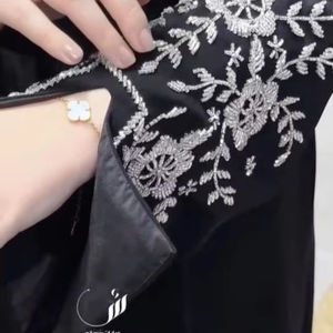 Vêtements musulmans traditionnels élégants pour les femmes Belle Abaya de mariée brodée à la main style de Dubaï comprend un accessoire - Product Image 2