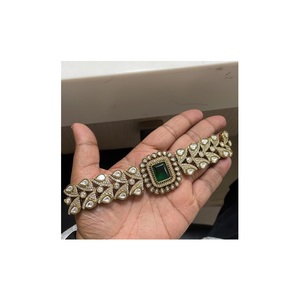 Elegante conjunto de collar Kundan en tono dorado con piedras en forma de pera y perlas, joyería nupcial con pendientes para Glam festivo - Product Image 1