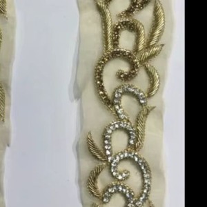 Encaje bordado de excelente calidad para ropa de mujer o costura artesanal y accesorios de moda disponibles a buen precio - Product Image 1