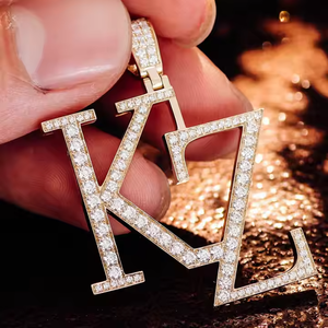 Iniciales Ice Out Colgante de moissanita chapado en oro personalizado con diamante de corte esmeralda Joyería fina con encanto de iniciales - Product Image 3