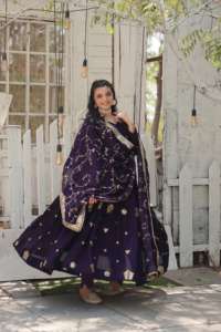 Vente en gros de vêtements pakistanais fournis en usine Robe Anarkali avec col en V fantaisie à prix abordable - Product Image 5