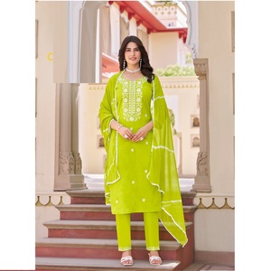 Costume élégant en coton de qualité supérieure avec Dupatta de qualité supérieure adapté aux occasions spéciales et aux cadeaux disponibles à la vente - Product Image 1