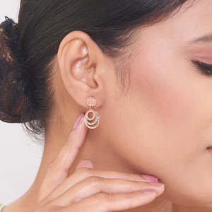 Boucles d'oreilles plaquées or Orbelle Charm Drops & Dangler - Bijoux classiques géométriques avec accent de perles et de diamants pour mariage, fête ou cadeau - Product Image 2