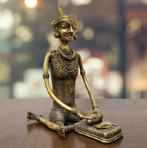 Figurine porteuse d'eau élégante, une pièce classique du décor artistique Dhokra. Disponible aux prix de gros. - Product Image 3