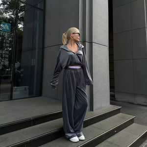 Ensemble de survêtement en velours de haute qualité personnalisé |   Nouvelle mode, pantalon large pour femmes, streetwear, ensemble décontracté pour le travail, vente en gros - Product Image 1