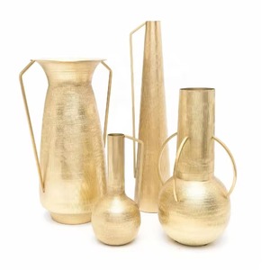 Jarrón martillado con acabado dorado de lujo con formas de moda Centro de mesa hecho a mano con estilo para flores frescas y artificiales - Product Image 5
