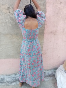 Adoptez l'élégance sans effort avec cette superbe robe maxi à imprimé floral, parfaite pour les journées d'été offrant confort et style. - Product Image 5