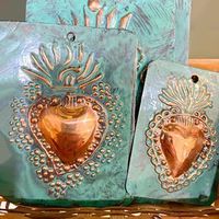 Décoration murale pour la maison, design unique, ex-votos Sacré-Cœur, pendentif cœur plaqué or, ornements couleur patine.