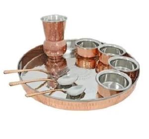 Service de table traditionnel de luxe élégant en acier inoxydable et cuivre martelé, comprenant des assiettes Thali et de la vaisselle en verre - Product Image 2