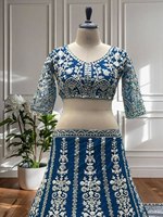 Ensemble Lahenga Choli Dupatta en tissu filet doux et fausse fourrure, avec broderie bleue moderne et motif évasé imposant, spécial pour mariée et fête de mariage, idéal pour l'été