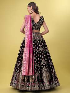 Jacquard Floral Lehenga Choli con Motivo de Pavo Real y Dupatta Semi Cosido con Cremallera Lateral para Mujer - Product Image 2