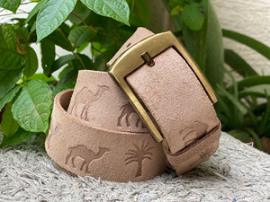 เข็มขัดหนังวัวสุดหรู กลับด้านได้อัตโนมัติ คุณภาพระดับพรีเมียม Unisex ในราคาต่ําสุด เข็มขัดดีไซเนอร์แฮนด์เมดและแกะสลักด้วยมือ - Product Image 3