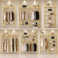 Étagères murales de présentation modernes de luxe en gros, système de suspension de vêtements modulaire et réglable, finition or PVD personnalisée