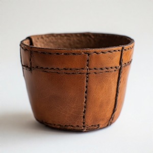 Maceta de cuero mínima en tamaño pequeño para el estilo de plantas de interior con artesanía heredada y elegancia moderna combinada - Product Image 6