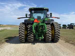 Tractor John Deere 8R 2023 370 tipo oruga de rueda usada con potencia nominal de 150hp para uso agrícola con componente de motor central - Product Image 5