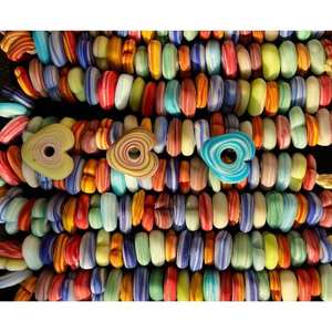 Perles en verre en forme de cœur de grande taille, fabriquées à la main par des artisans indiens, perles pour anneaux, par kg, perles dans un paquet - Product Image 1