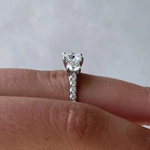Bague de fiançailles à trois pierres en diamant de laboratoire de 2,00 CTW, diamants certifiés IGI, élégante, sertie en or massif 14 carats - Product Image 5