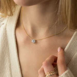 Collier pendentif pour femme en moissanite vintage de forme ronde, couleur diamant incolore - Product Image 1