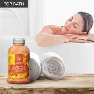 Aromatika Calendula Sal Marina Natural en Cristales 600g para Baño con Extracto Calmante de Caléndula, Cuidado Relajante para la Piel del Cuerpo, Frasco de Plástico - Product Image 2