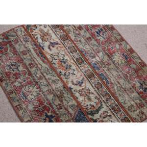 Petit tapis vintage 2,2x2,4 pieds, tapis turc en laine rouge Ikat - Product Image 2