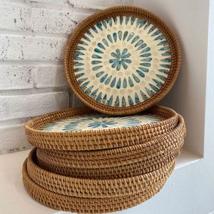 Incrustation de nacre personnalisée en gros faite à la main Capiz avec plateau de service rond en rotin multicolore d'Inde - Product Image 5