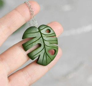 Boucles d'oreilles pendantes en résine pour femmes de qualité supérieure Design mignon de goujon en forme de lune pour les mariages et les fêtes - Product Image 1