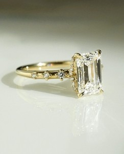 เพชรสีขาวมรกตตัดขนาด12x8มม. แหวนหมั้นชุบทอง18K หินสามก้อนทรงบาแกตต์ด้านข้างครบรอบแต่งงานของผู้หญิง - Product Image 4