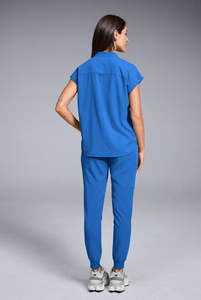 Ensemble de gommage médical deux pièces bleu pour femme avec haut sans manches et pantalon de survêtement à cordon - Product Image 3