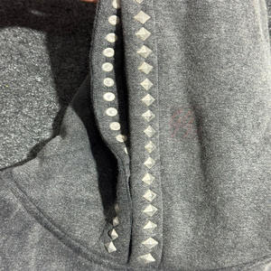 Sudadera con capucha de lavado ácido 400GSM para hombre con tachuelas bordadas desgastadas logotipo personalizado y sudaderas con capucha de lavado de piedra desteñido por el sol - Product Image 6