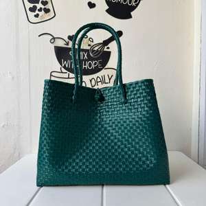 Sac fourre-tout pour femme de qualité supérieure, écologique, tissé à la main, nouveauté indonésienne, vert foncé, taille adulte, plastique recyclé - Product Image 3